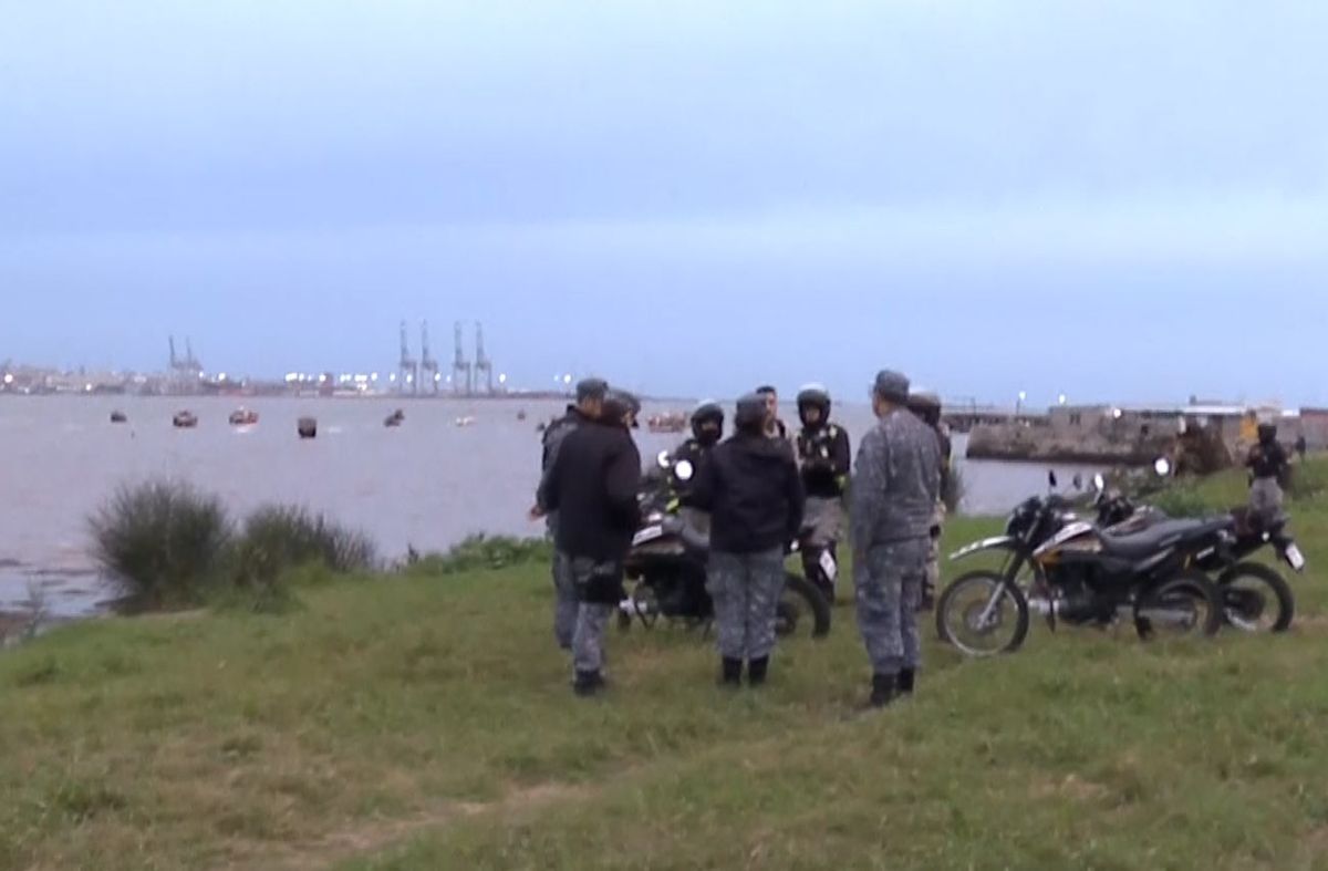 Hallaron cuerpo en playa del Cerro; Prefectura y Policía trabajan en la zona