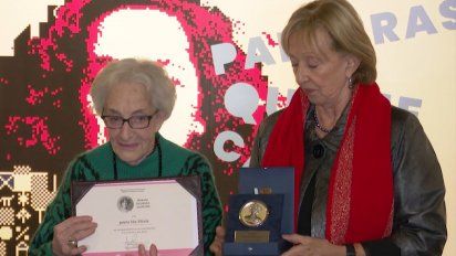 ministerio de educacion le entrego la medalla delmira agustini a ida vitale