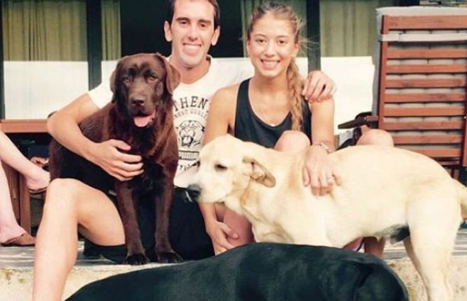 Sofía y Diego con sus mascotas Kika y Anka. Ella lleva las lleva tatuadas en la muñeca. Esa&nbsp; imagen forma parte de la invitación.&nbsp;