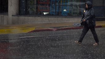 los anuncios de lluvias y tormentas de meteorologia para este viernes de noche y el sabado