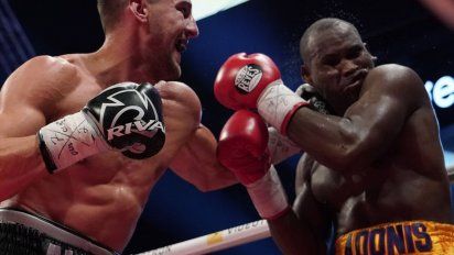 Stevenson es golpeado en el round 11 y está acabado. Las piernas ya no le respondían