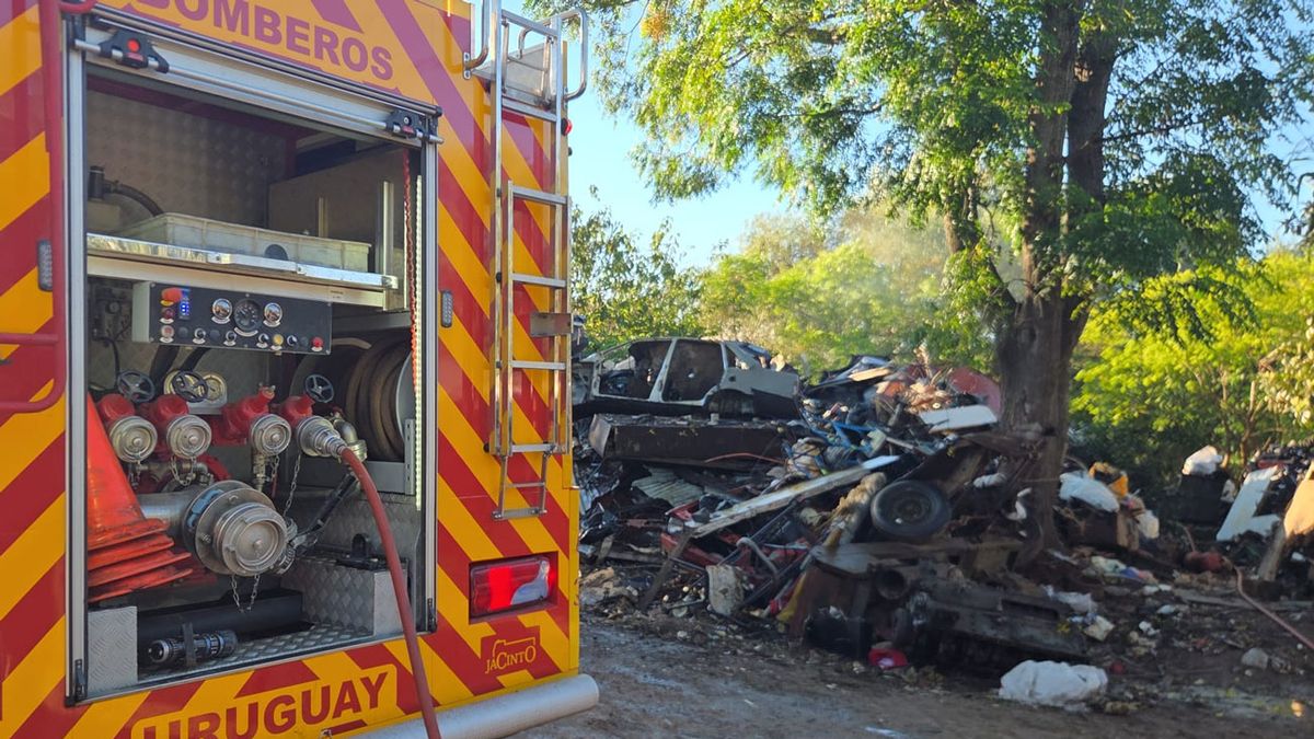 Bomberos intervino en incendio de depósito de chatarra en Villa Crespo, Toledo