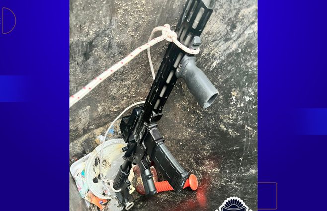 Foto cedida a Subrayado. Fusil semiautomático hallado en la volqueta en Cerro Norte.