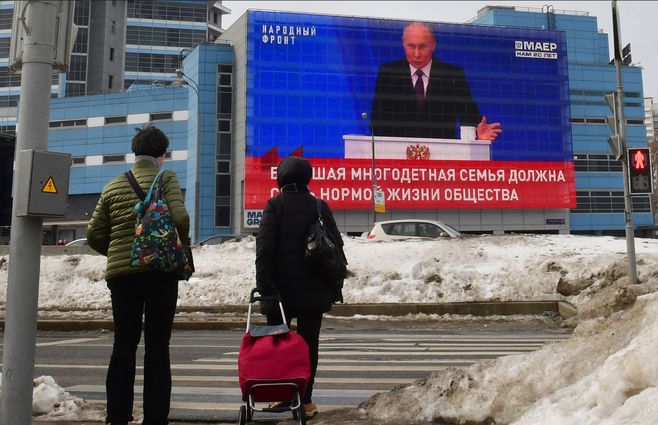 Vladimir Putin en pantallas gigantes. AFP.