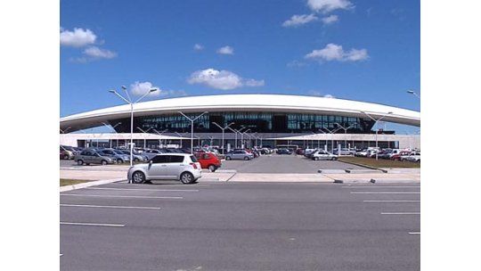Aeropuerto: turista olvidó bolso con U$S6.000 y se lo devolvieron