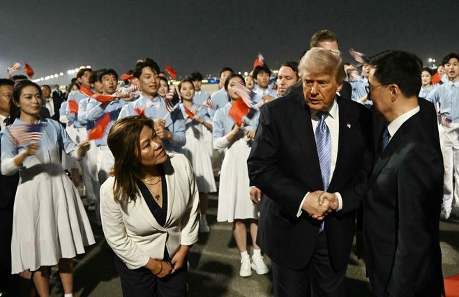 Donald Trump llega a China y es recibido por niños con banderas. Foto: AFP