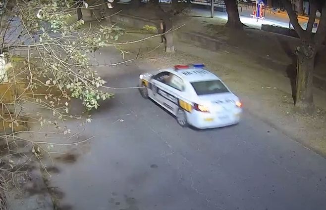 El hecho quedó registrado en las cámaras de videovigilancia policial.