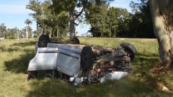 vehiculo volco e impacto contra una alcantarilla y un arbol; una mujer murio