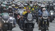 A pie y en moto, Lula y Bolsonaro cierran campaña en Brasil