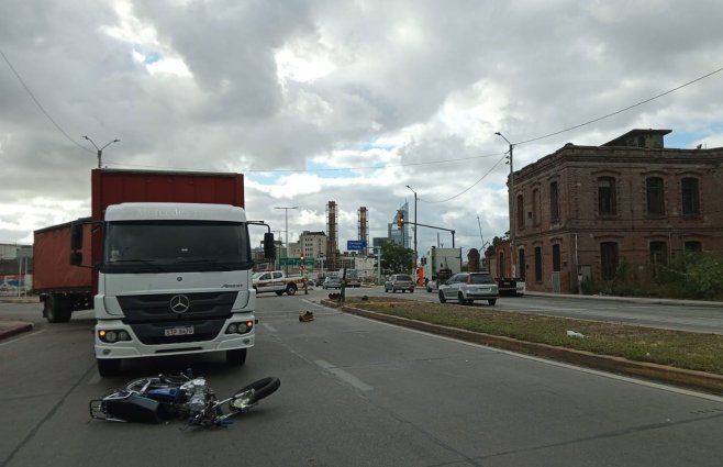 La moto quedó delante del camión tras impactar con el semáforo. Foto: María Eugenia Scognamiglio, Subrayado.