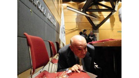 Exministro argentino Cavallo atacado a huevazos por militantes