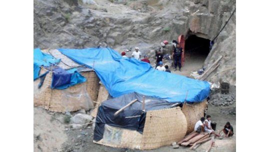 Nueve mineros atrapados bajo tierra en Perú