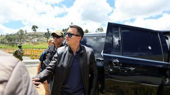 presidente de ecuador sale ileso tras ataque a balazos a su caravana; denuncian tentativa de asesinato