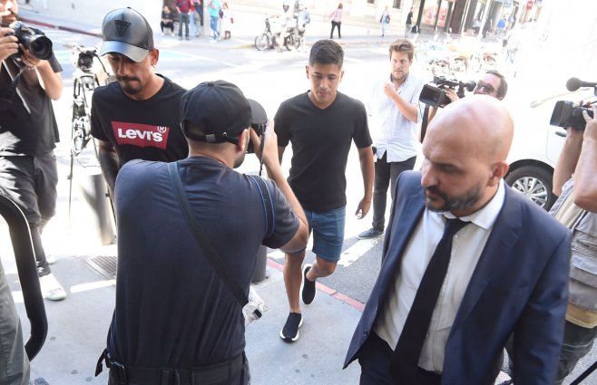 Foto: FocoUy. Yonathan Rodríguez (izquierda) Leandro Lozano (derecha) llegan a la Fiscalía este lunes.