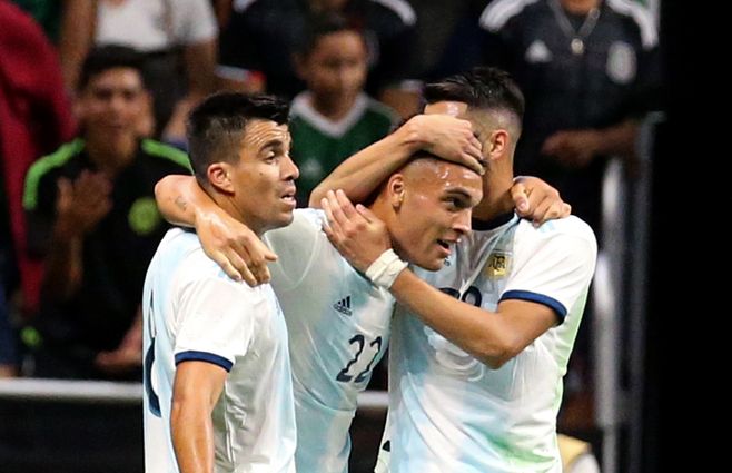 Lautaro Martínez, la figura del partido, es felicitado por Marcos Acuña y Ezequiel Palacios 