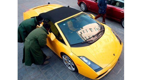14 autos lujosos protagonizaron un choque en cadena en Japón