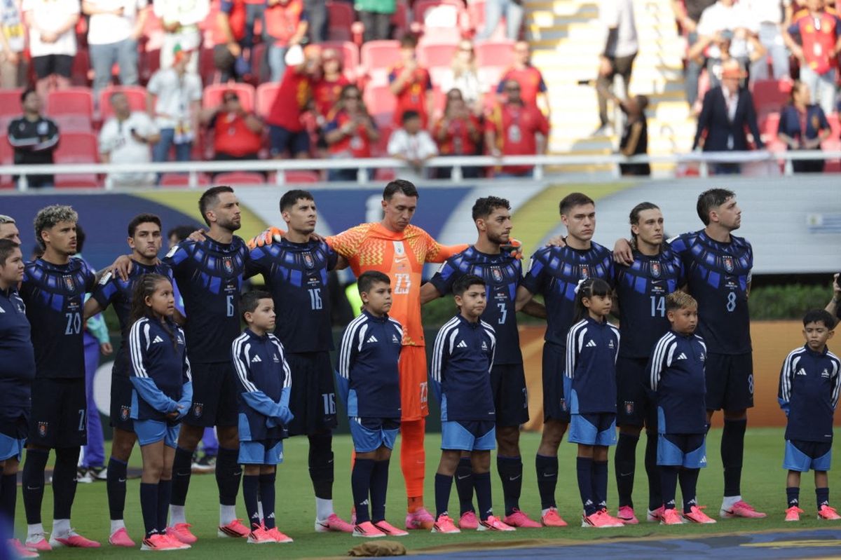 Jugadores de Uruguay vuelven en vuelos privados; Auf asegura que no estaba confirmado chárter