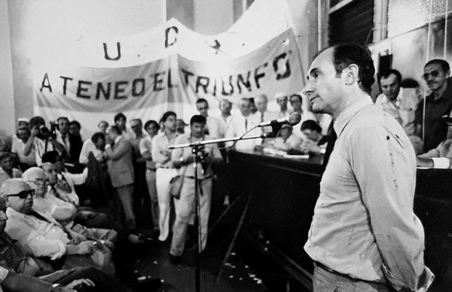Hablando en un acto radical en 1982. La salida democrática ya estaba cerca, 