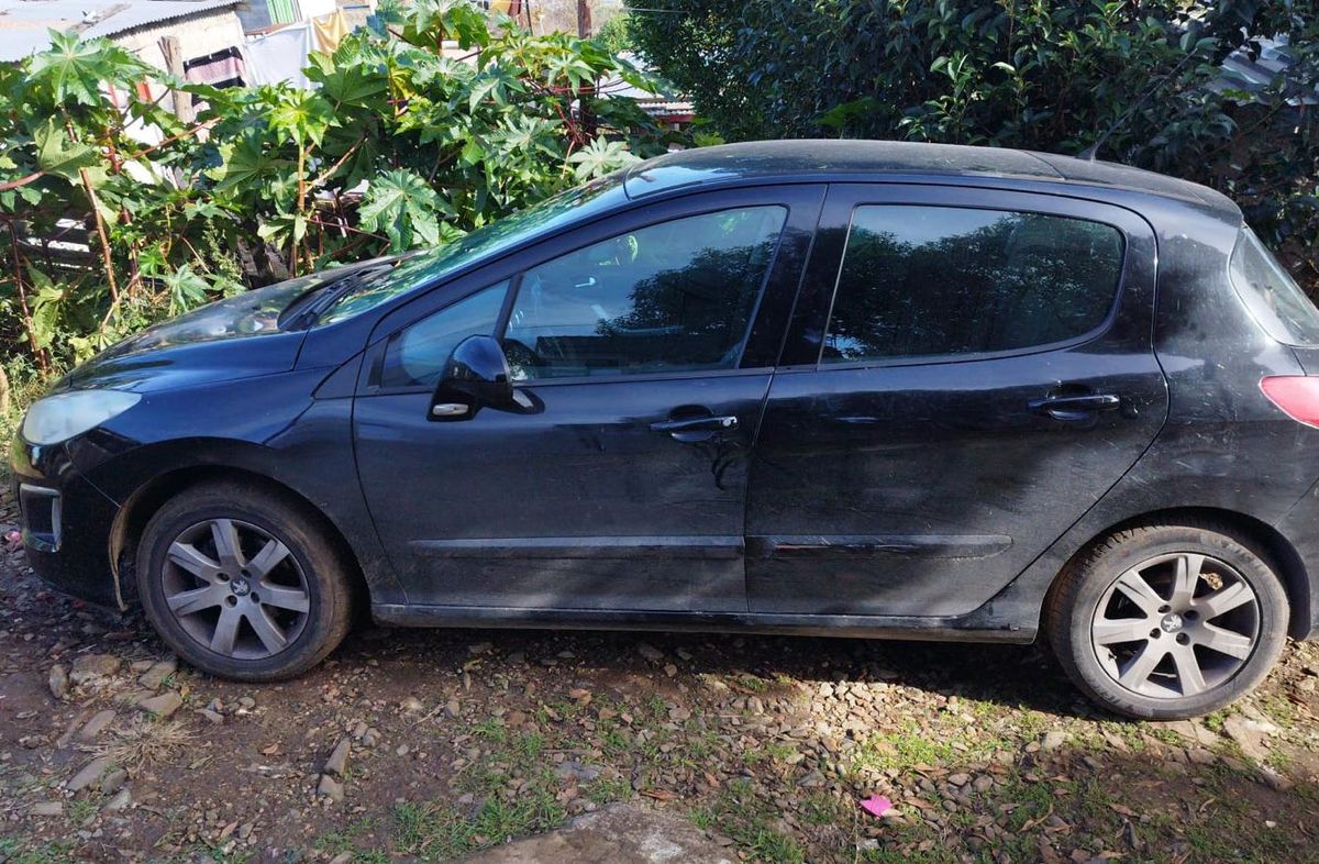 Foto cedida a Subrayado. El auto Peugeot usado por los delincuentes para rapiñar a Gerardo Nieto. Foto cedida a Subrayado. El auto Peugeot usado por los delincuentes para rapiñar a Gerardo Nieto.