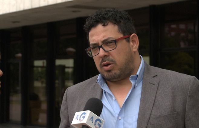 Alejandro Sánchez en la puerta del edificio Anexo del Palacio Legislativo, en entrevista con Arriba Gente.