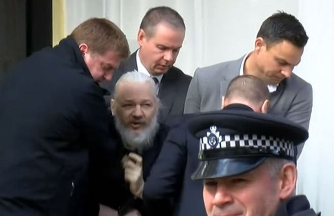 Aassange es sacado a la fuerza del recinto diplomático en Londres.&nbsp;