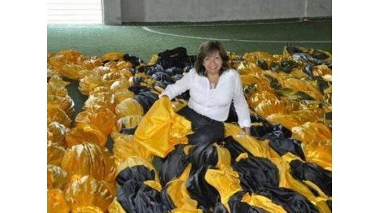 Esposa del ministro Bonomi, votada por la barrabrava de Peñarol