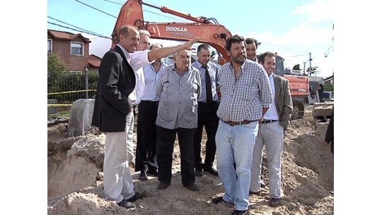 Mujica recorrió obras pluviales y zonas inundadas en Canelones
