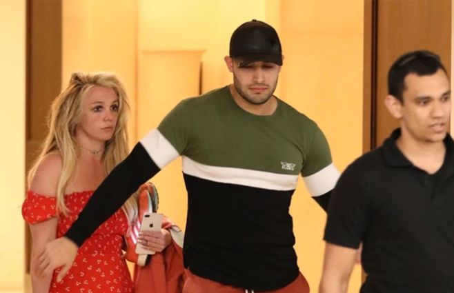 Britney Spears con su novio Sam Asghari saliendo del centro asistencial&nbsp;