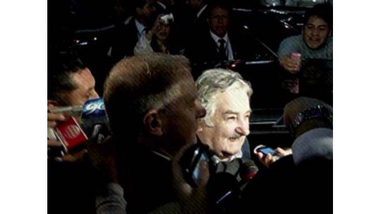 Mujica hablaba con la prensa y casi se come un micrófono