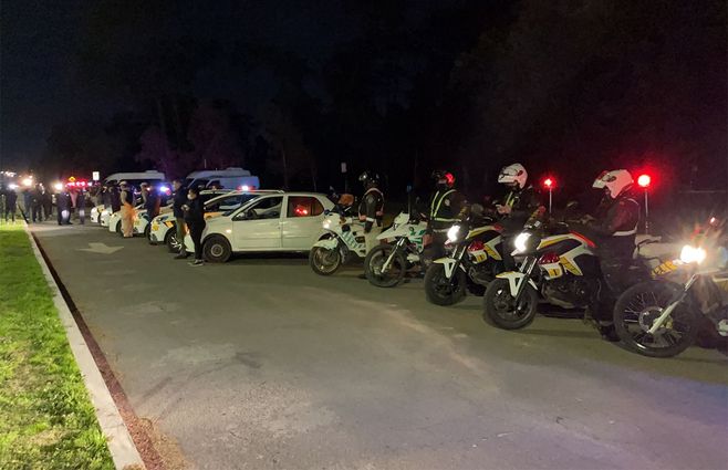 Despliegue del Ministerio del Interior este martes 24 de noche. (Foto: Verónica Chevalier, periodista de Subrayado).