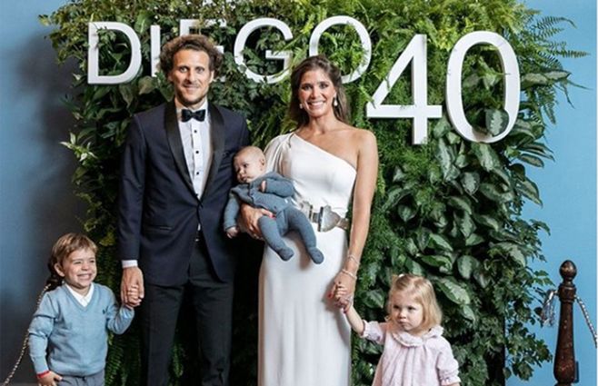 Martín, Luz y el pequeño César Forlán junto a sus padres, Paz y Diego.&nbsp;