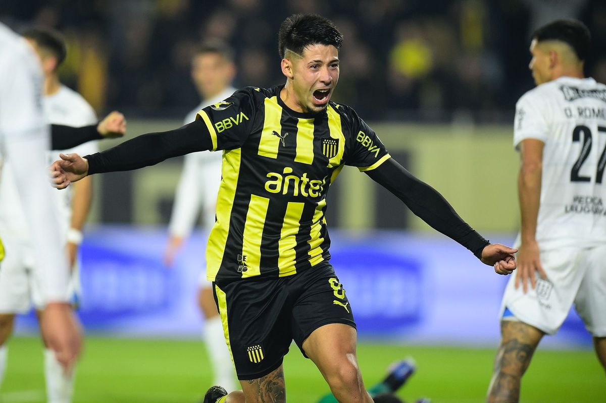 Peñarol derrotó 2-1 a Liverpool en el Campeón del Siglo por la primera fecha del Torneo Intermedio