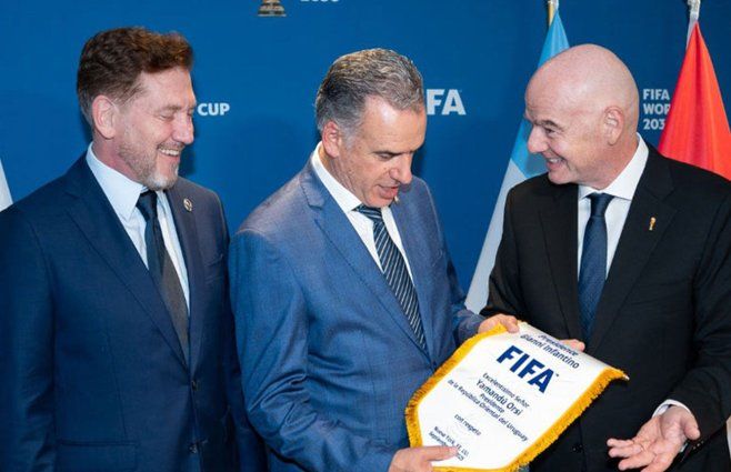 Orsi con el presidente de la FIFA Gianni Infantino, en la reunión que tuvieron en Nueva York esta semana.