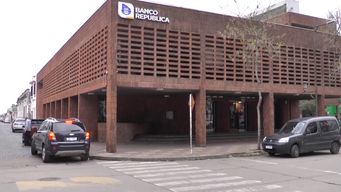 a un policia se le escapo un disparo dentro de un banco de rocha y se hirio un pie