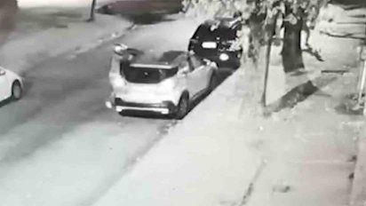 camaras registraron cuando dos delincuentes asaltaron a punta de revolver a una familia