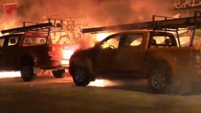 dos vehiculos de ute se incendiaron cuando estaban estacionados en la ciudad vieja