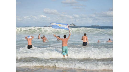 Dos argentinos devueltos a su país por mostrar las nalgas