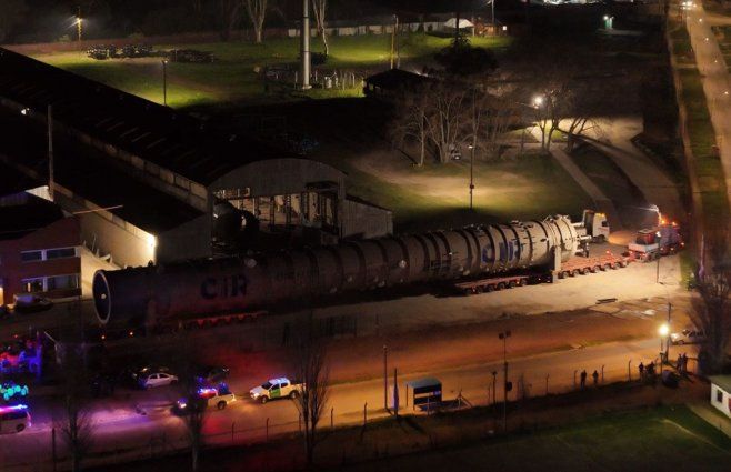 La columna de 80 metros en el inicio del traslado. Foto aérea de Federico Ojeda, compartida con Subrayado.