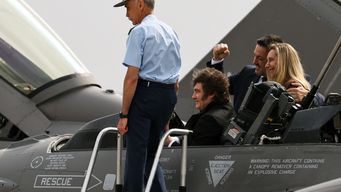 milei presenta cazas f16 que compro a dinamarca como angeles protectores de argentina