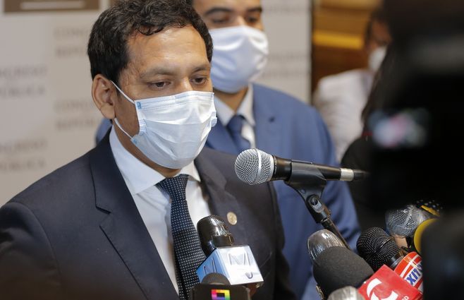  Luis Alberto Valdez Farías es un abogado y congresista por Alianza para el Progreso para el periodo 2020-2021. Es el actual Presidente interino del Congreso de la República del Perú.