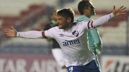 nacional y  atletico nacional de medellin juegan en el parque central
