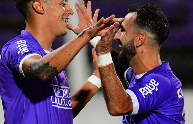 Facundo Millán y Rodrigo Rojo festejan tras la victoria de Defensor ante Peñarol 