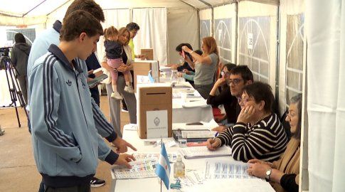 Foto: Subrayado. Argentinos votan en el consulado de su país en Uruguay este domingo. Foto: Subrayado. Argentinos votan en el consulado de su país en Uruguay este domingo.