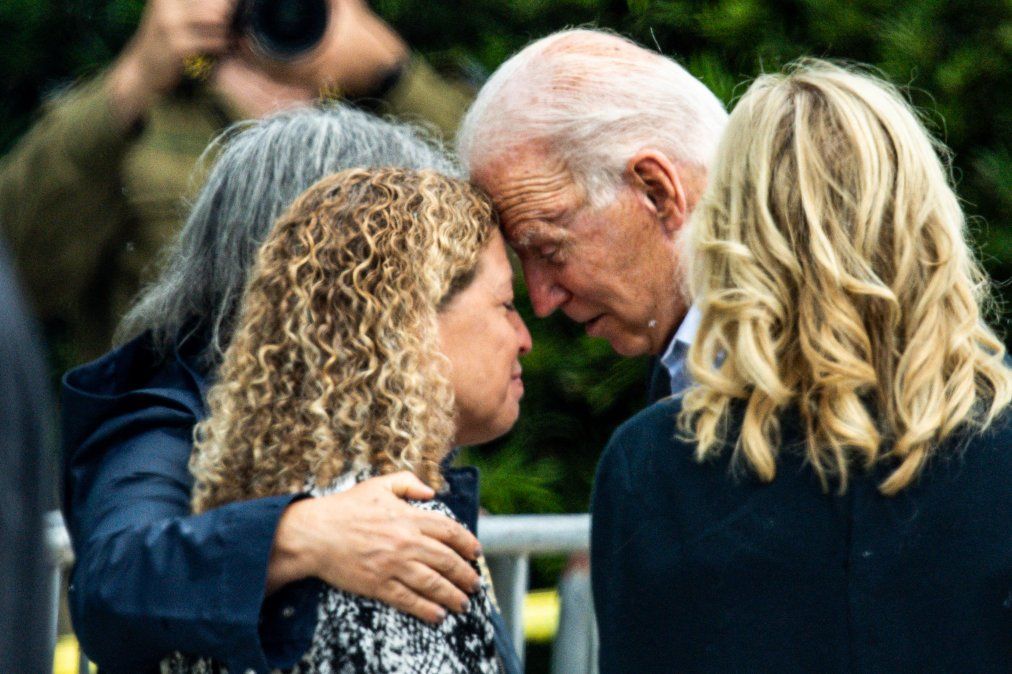 El presidente de los Estados Unidos, Joe Biden y la Primera Dama, Jill Biden, se encuentran con la alcaldesa del condado de Miami Dade, Daniella Levine Cava, mientras visita un muro de fotografías, el Surfside Wall of Hope & Memorial