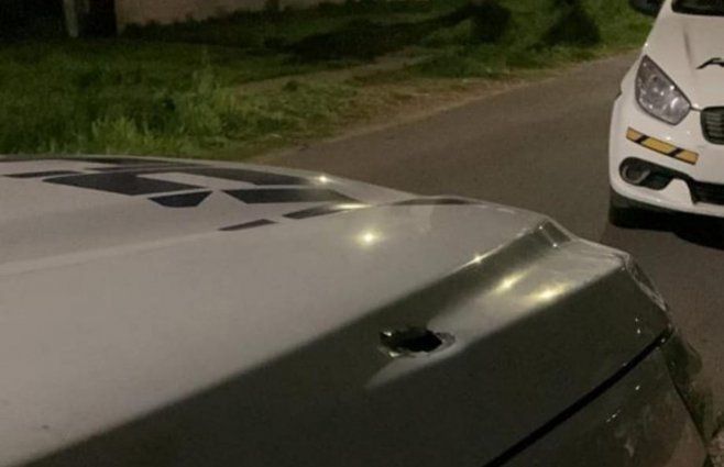 Foto cedida a Subrayado. Un impacto de bala sobre el capó de un patrullero.