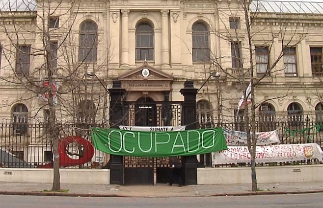 facultad-medicina-ocupada.jpg