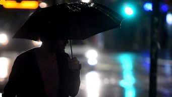 meteorologia extendio hasta la hora 00:30 la doble alerta por persistencia de tormentas y lluvias