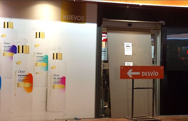 Farmacia del estacionamiento del shopping. Imagen: Subrayado, 12 de setiembre de 2025.