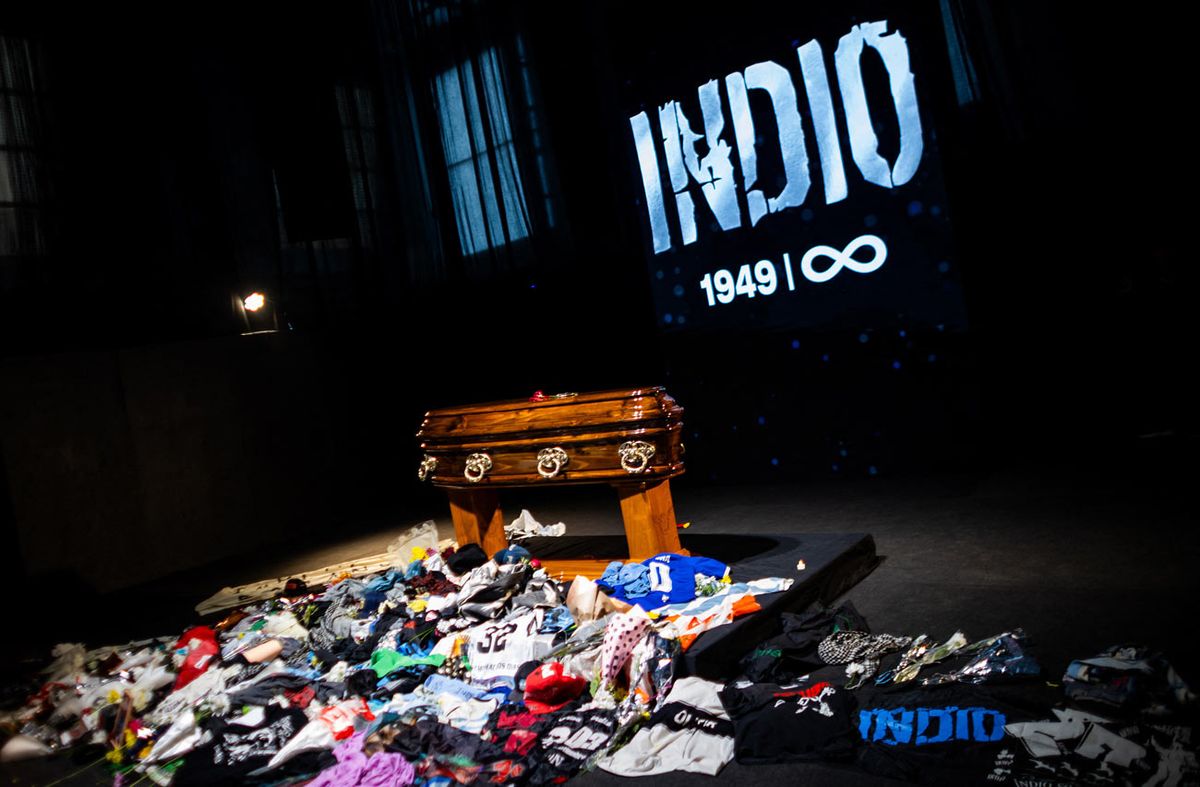 Más de cinco kilómetros de fila: una multitud da el último adiós al 'Indio' Solari, icono del rock argentino