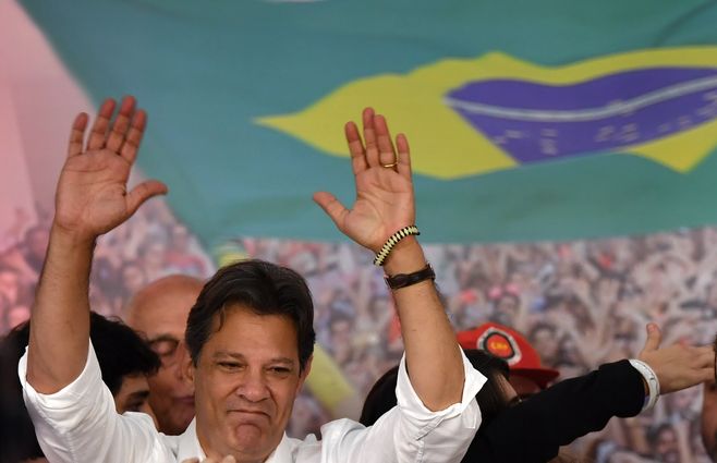 haddad saluda a manifestantes AFP.jpg